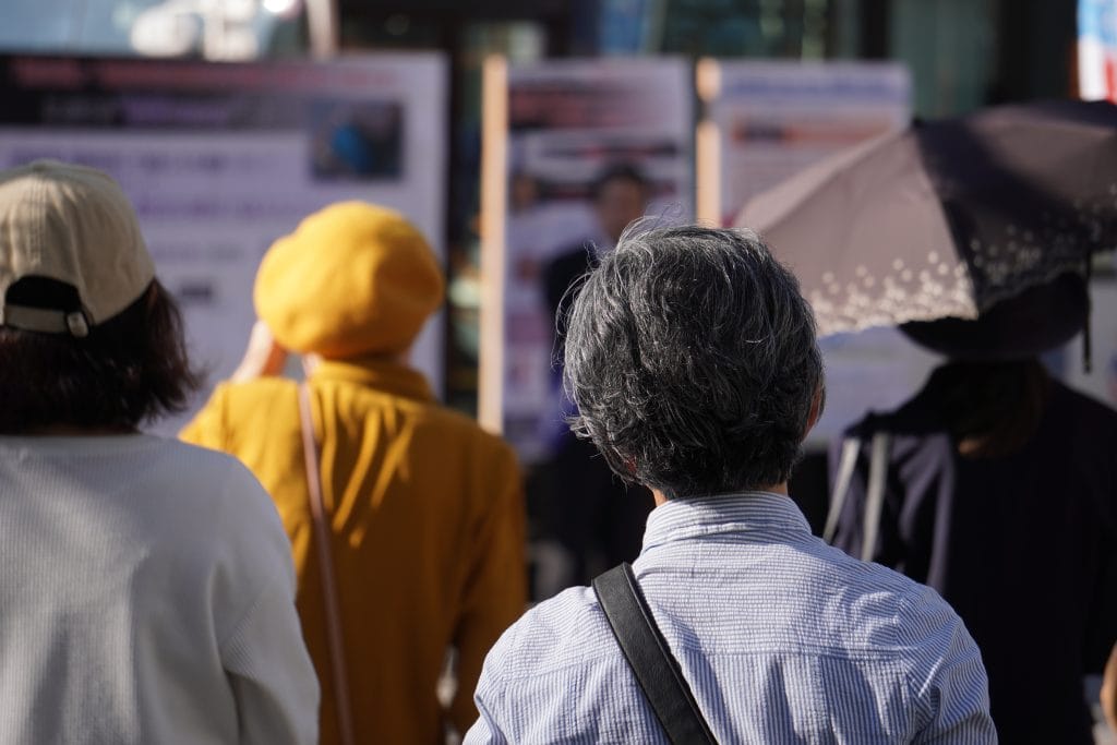 博多駅で旧統一教会信者がパネルと遊説-4