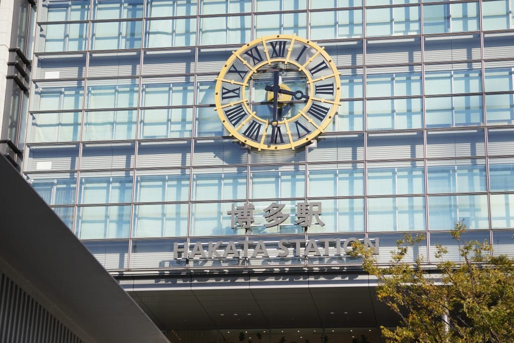 博多駅で旧統一教会信者がパネルと遊説ニュースの画像-2